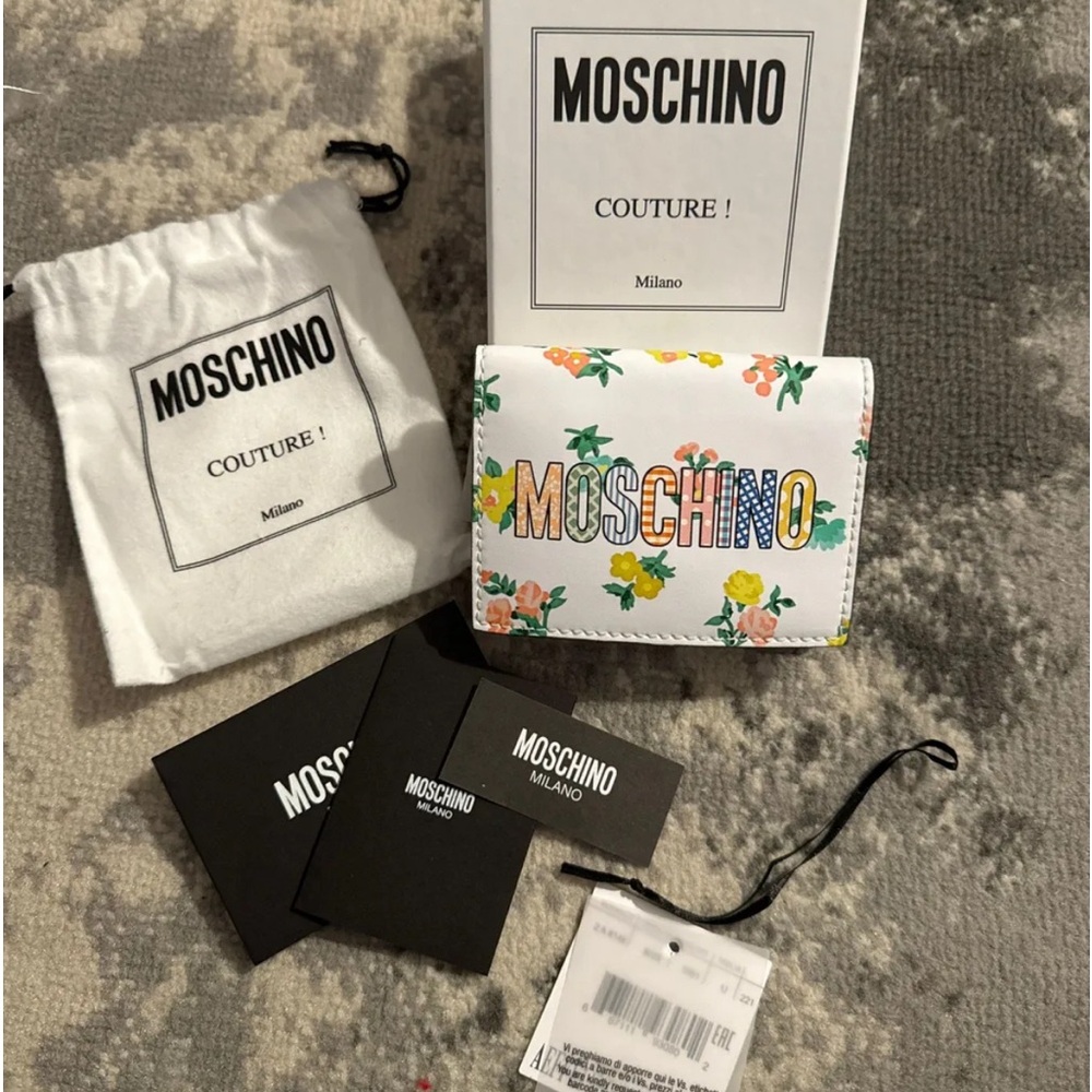 NWT Moschino Leather Floral White Wallet